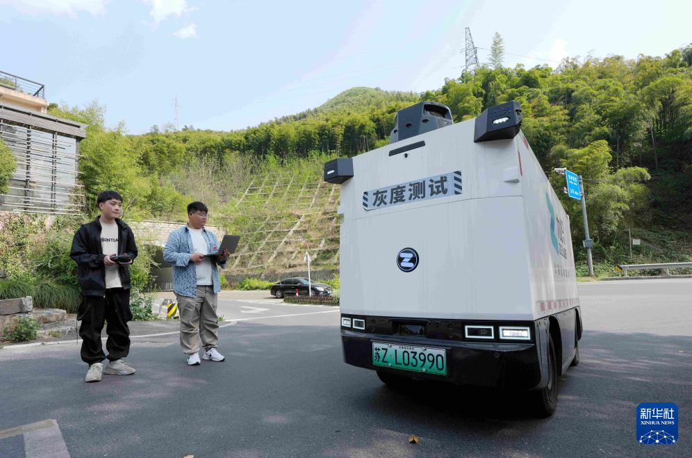 PG电子娱乐官网浙江湖州：智能无人物流车上路测试(图3)